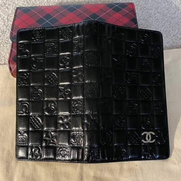 CHANEL Handbags - ❤️🖤 send offer🖤❤️check book/long wallet